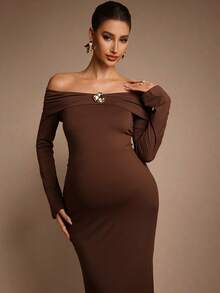 MaterniChic فستان أنيق مناسب للحوامل، بأكمام طويلة وياقة مكشوفة الكتف، مزين بزخارف معدنية ثلاثية الأبعاد على شكل زهور - بني - مشاهدة 6