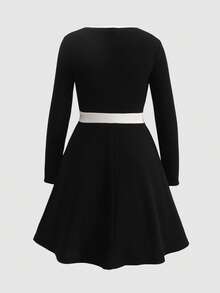 青少年女孩休闲通勤优雅黑白拼色纽扣装饰荷叶边下摆修身长袖连衣裙，秋冬