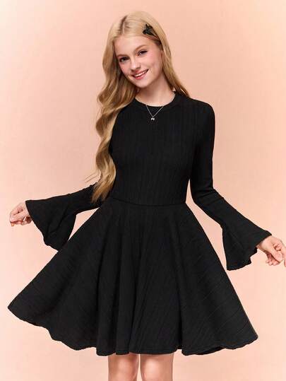 SHEIN 少女优雅黑色连衣裙，腰部收拢，下摆呈喇叭形，圆领喇叭袖设计，适合参加派对，可搭配夹克、外套、风衣等叠穿。