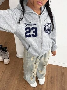 秋冬女童英文印花连帽拉链夹克 - 撞色字母印花混合街头风格，适合秋冬的温暖针织面料，略微宽松的版型为成长提供空间，充满活力的校园和街头风格！ - 灰色 - 查看 3