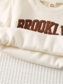 Cozy Pixies 2 件套男婴简约 3D 字母图案针织柔软圆领长袖连帽衫和松紧腰裤套装 - 棕色 - 查看 3