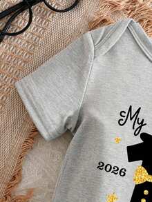 Pelele de punto con estampado de letras del Año Nuevo 2026 de manga corta y cuello redondo para bebé recién nacido niño/niña unisex de 3M-12M, ropa infantil, pelele para bebé e infante, pelele para niño, minimalista casual, pelele gráfico, para ir y venir, vacaciones, fiesta de Año Nuevo, apto para primavera/verano, 3M-24M