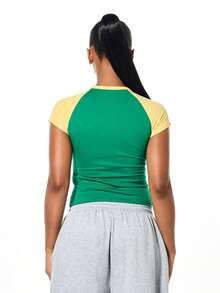 SUMWON WOMEN Áo thun trẻ em dáng ôm, tay áo raglan tương phản và in logo thiên thần - màu xanh lá - Xem 2