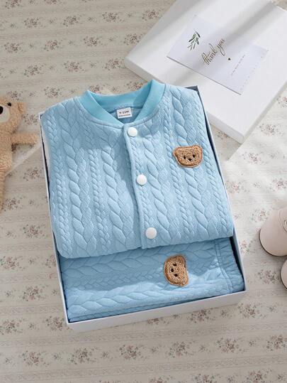Souflis Souflis 复古法式浅蓝色棒球长袖针织夹克搭配浅蓝色休闲裤，活泼可爱的装扮，适合上学、郊游等多种场合，适合幼儿男孩套装