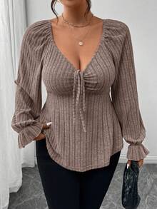 SHEIN Frenchy 大码秋季休闲长袖女装，胸前系带，面料柔软舒适，居家和外出都很漂亮，纯色心形领荷叶边下摆长袖T恤 - 深灰色 - 查看 4