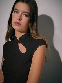 Nöista Autumn Top Features A Fresh And Sweet Look Inspired By The New Chinese Cheongsam Style, With A Slim Fit. The Stand-Up Collar, Embellished With Buttons, Highlights Its Traditional Charm. The Asymmetrical Cutouts Add Character And Feminine Lines.