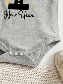 Pelele de punto con estampado de letras del Año Nuevo 2026 de manga corta y cuello redondo para bebé recién nacido niño/niña unisex de 3M-12M, ropa infantil, pelele para bebé e infante, pelele para niño, minimalista casual, pelele gráfico, para ir y venir, vacaciones, fiesta de Año Nuevo, apto para primavera/verano, 3M-24M