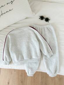 SHEIN 2pcs/Set Kids Young Boy Letter Print Sweatshirt And Sweatpants Set Y2k Rave Vacation Holiday Festival Halloween Christmas Fall Winter Casual Cozy New York Outfit Y2k Rave Vacation Holiday Festival Halloween Christmas Fall Winter Casual Cozy Kids Jogger Sets Children Sweatshirt Set Boys Autumn Winter Casual Two Piece Set New York Outfits Kids Boys Sweatshirt Suit