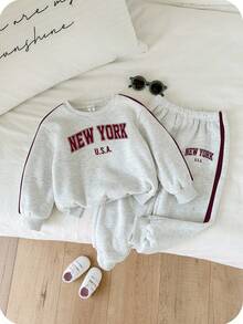 SHEIN 2pcs/Set Kids Young Boy Letter Print Sweatshirt And Sweatpants Set Y2k Rave Vacation Holiday Festival Halloween Christmas Fall Winter Casual Cozy New York Outfit Y2k Rave Vacation Holiday Festival Halloween Christmas Fall Winter Casual Cozy Kids Jogger Sets Children Sweatshirt Set Boys Autumn Winter Casual Two Piece Set New York Outfits Kids Boys Sweatshirt Suit