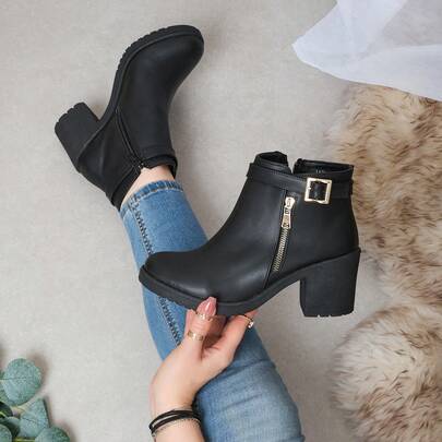 Botin super COMODO con cierre lateral,  te daran un toque elegante sin perder la comodidad sientete segura al caminar
usalos todo el dia! 1030