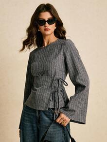 Poéselle Damtopp med rund halsringning och långärmad knytning framtill och grafiskt tryck - Marinblå - Visa 7