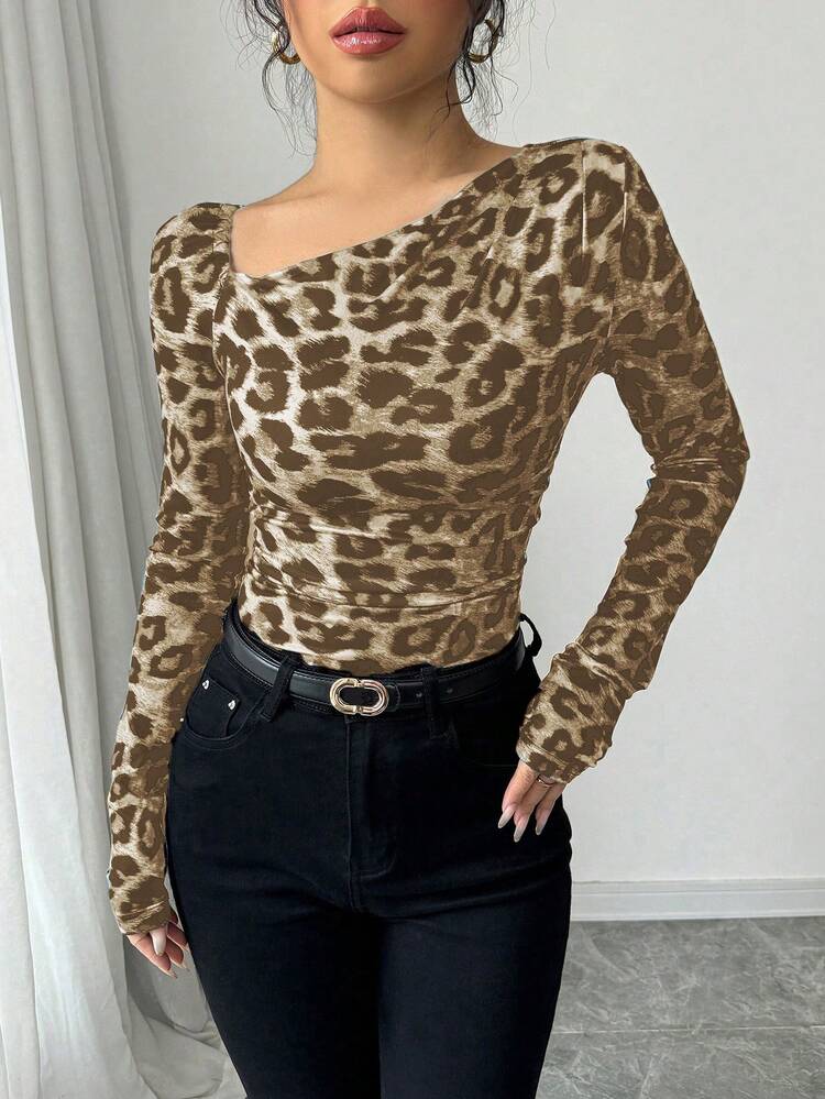 Rafferiza Kaos Wanita Elegan Pas Badan dengan Leher Bahu Miring, Lipatan di Bahu & Pinggang, Motif Leopard Berwarna-warni - MultiWarna - View 7