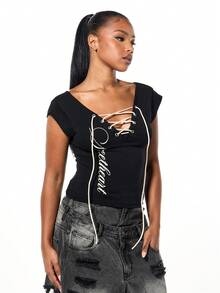 SUMWON WOMEN 带有图案印花和前部系带细节的系带短款上衣，适合节日和休闲穿着 - 黑色 - 查看 1