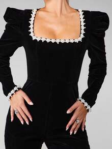 MISSGUIDED Mono de terciopelo elegante con mangas abullonadas y detalles de adorno de perlas para eventos de noche - Negro - Ver 3