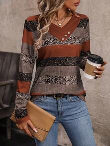 EMERY ROSE Áo thun nữ cổ chữ V xếp ly họa tiết khối màu - Nhiều màu - Xem 6