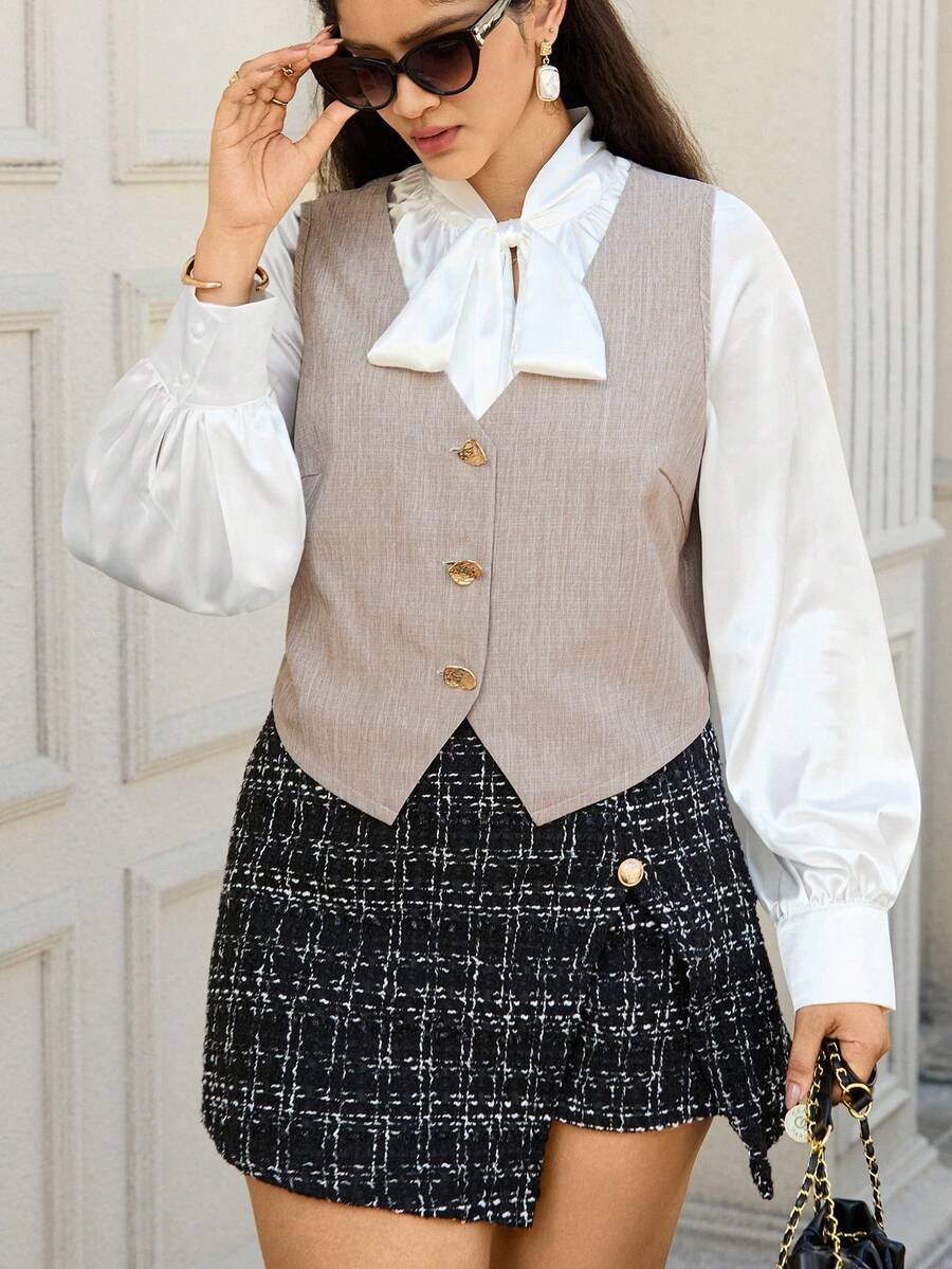 SHEIN LUNE 大码女式金属单排扣休闲背心,适合新年派对、优雅女士、优雅女式衬衫、休闲女式衬衫、夏季度假背心和学院风上衣,毛衣背心,教师衬衫,法式风格 - 卡其色 - 查看 1