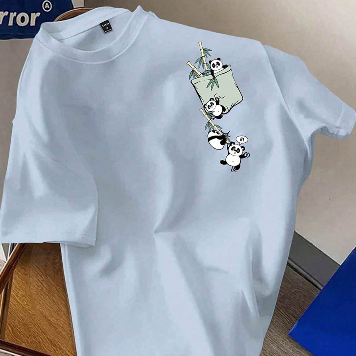 Camiseta de cuello redondo blanca para hombre de etiqueta azul claro (Tela)