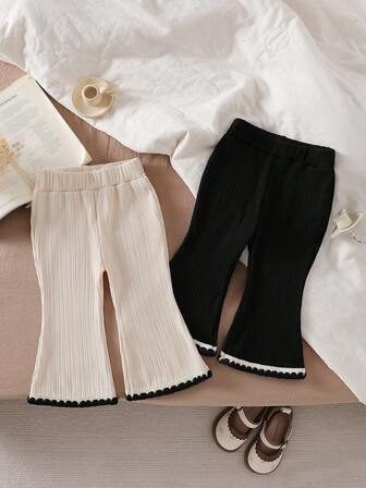 SHEIN 2件套女婴纯色喇叭裤套装。纯色设计搭配精致蕾丝边，简约时尚。喇叭裤款式适合各种体型的宝宝。适合外出、家庭聚会等场合，衣橱里不可或缺的时尚单品。