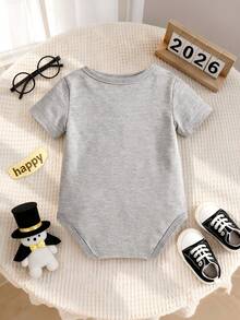 Pelele de punto con estampado de letras del Año Nuevo 2026 de manga corta y cuello redondo para bebé recién nacido niño/niña unisex de 3M-12M, ropa infantil, pelele para bebé e infante, pelele para niño, minimalista casual, pelele gráfico, para ir y venir, vacaciones, fiesta de Año Nuevo, apto para primavera/verano, 3M-24M