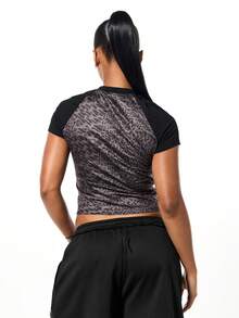 SUMWON WOMEN Camiseta de bebé con estampado de leopardo y mangas raglán, con top corto de manga corta con logotipo de texto - Multicolor - Ver 2