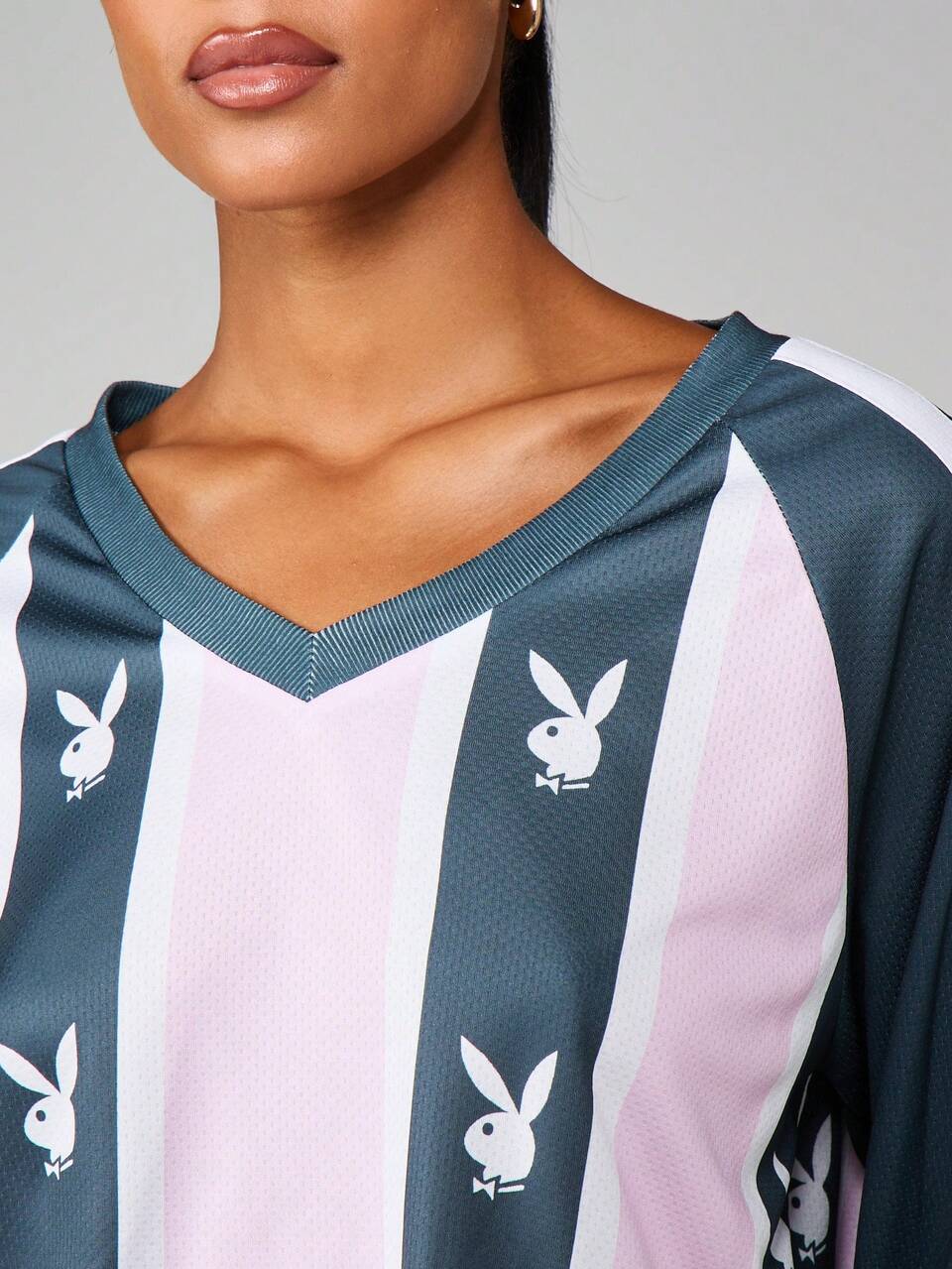 Missguided x Playboy Maglia sportiva a maniche lunghe con logo a coniglio e righe, stile di maglia da calcio a scollo a V, crop top, abbigliamento sportivo da Coppa del Mondo 2026