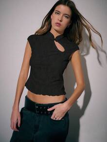 Nöista Autumn Top Features A Fresh And Sweet Look Inspired By The New Chinese Cheongsam Style, With A Slim Fit. The Stand-Up Collar, Embellished With Buttons, Highlights Its Traditional Charm. The Asymmetrical Cutouts Add Character And Feminine Lines.