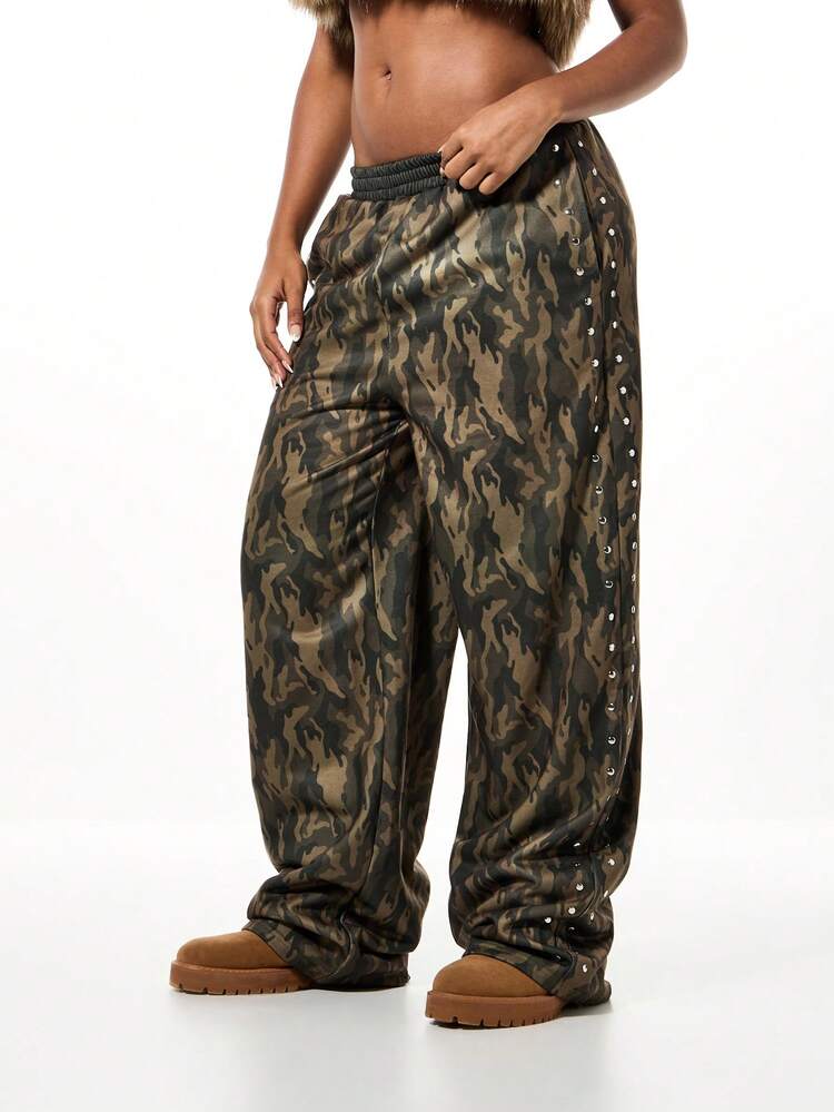 SUMWON Women Oversized Joggers With Camouflage Print And Metal Stud Details Casual Streetwear Pants