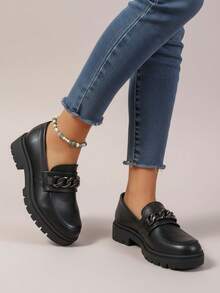 Mocasines de mujer con cadena metálica, punta redonda, suela gruesa, estilo urbano vintage para trabajo y casual - Negro - Ver 3