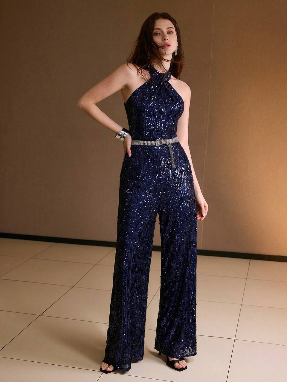Tuta jumpsuit con paillettes, vita svasata e aderente, adatta per l'autunno/inverno