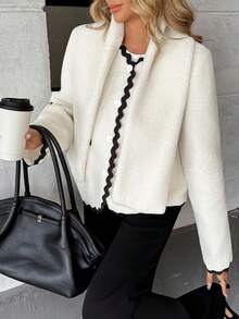 Chiquease Bộ đồ len lông cừu mềm mại, sang trọng dành cho nữ mùa thu đông 2025 (Áo khoác ngoài đa năng + Khăn choàng chần bông dày dặn) – Thêu tinh xảo, điểm nhấn nút trắng sắc nét & túi bên hông tiện dụng, một món đồ ấm áp thiết yếu cho tủ đồ khi đi làm & mặc thường ngày - Màu be - Xem 6