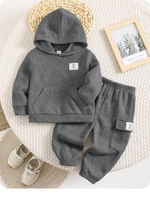 SHEIN 2pcs Baby Boy/Girl Casual Sports Letter Graphic Pocket Sweatshirt & Elastic Waist Pants Set, Suitable For Autumn/Winter Baby Boy Sweatshirt Set Baby Casual Sets Baby Boy Winter Sets Two Pieces Set Baby Boy Clothes Fall - Dark Grey - View 2