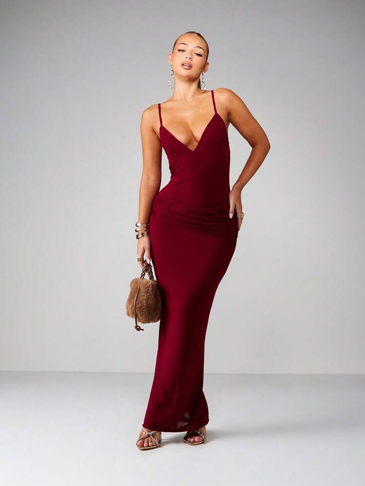 MISSGUIDED Abito lungo con scollo a V profondo, con sovrapposizione di pizzo e sottili spalline, adatto per occasioni serali e formali come il Natale
