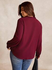 EMERY ROSE 大码女式 V 领荷叶边假门襟长袖休闲衬衫，适合工作、外出、聚会和约会 - 酒紅色 - 查看 2