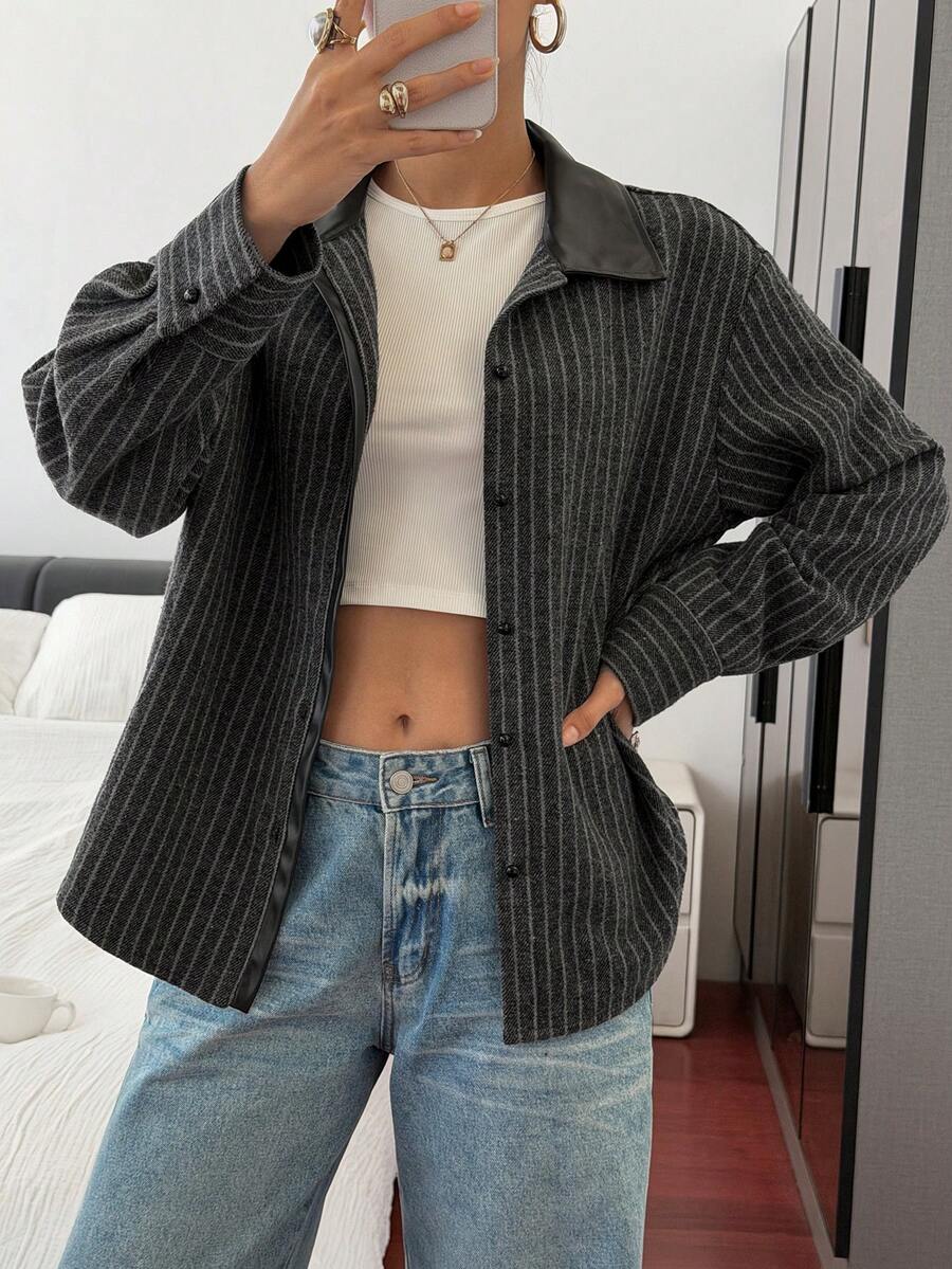 Livesso Camisa casual de mujer a rayas con parche de piel sintética PU, chaqueta de manga larga de mezcla de lana de corte holgado, adecuada para uso en la oficina en otoño e invierno - Gris Oscuro - Ver 1