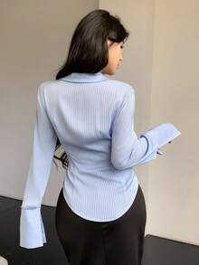 Celisse 女式条纹缎面翻领 V 领系带腰部开衩下摆衬衫 - 藍色 - 查看 2