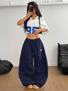 Coolane 女士和男士夏季节日情侣同款复古运动服刺绣图案格子 Corta Vento 纹理宽松降落伞弯刀裤 - 藏蓝色 - 查看 2