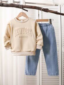 Genkimix Kids 2 件套年轻男孩休闲时尚杏色运动衫，带压花英文文字和松紧腰牛仔裤套装，适合休闲和通勤，适合幼儿男孩秋冬户外活动 - 杏色 - 查看 3