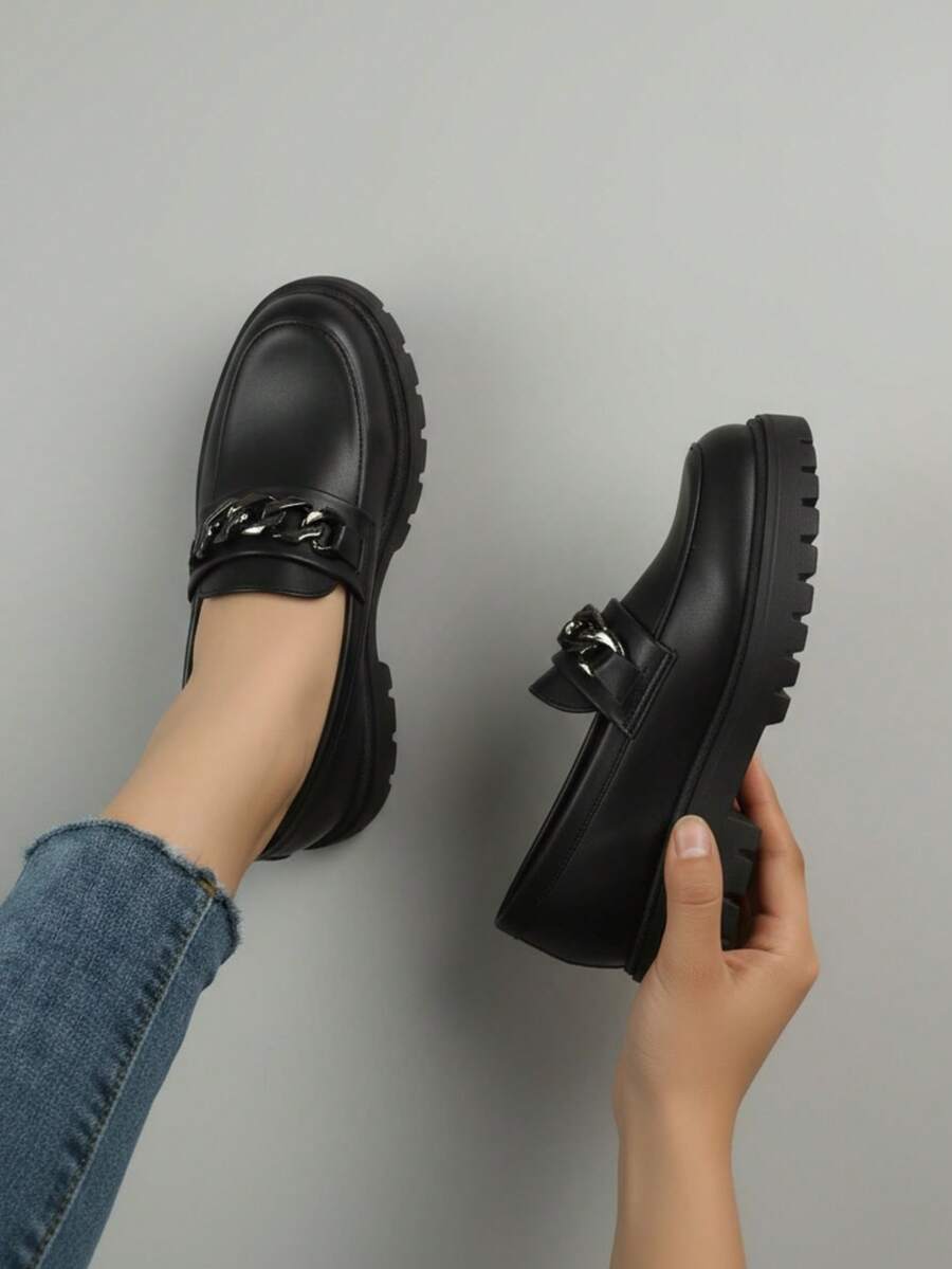 Mocasines de mujer con cadena metálica, punta redonda, suela gruesa, estilo urbano vintage para trabajo y casual - Negro - Ver 1