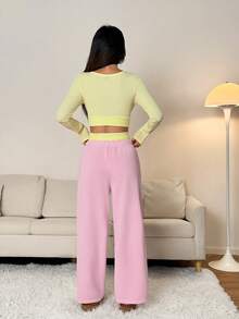 SHEIN PETITE 2件套 女士春夏家居轻薄运动休闲粉色磨毛毛衣裤搭配黄色腋下撞色短袖上衣套装，字母徽章，保暖舒适，秋季 - 粉色 - 查看 3