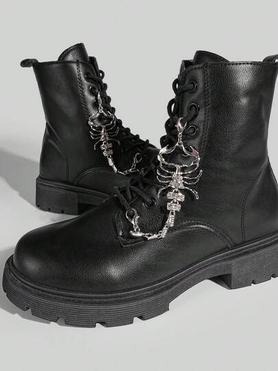 Goth 2 pièces Charms de chaussures style gothique en forme de scorpion, chaîne de décoration de bottes animales en strass punk. Convient pour ajouter une atmosphère mystérieuse aux chaussures pour Halloween