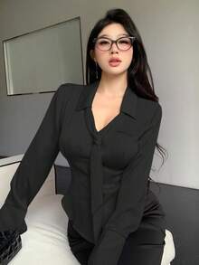 Celisse 女式条纹缎面翻领V领系带腰部开衩下摆衬衫 - 黑色 - 查看 6