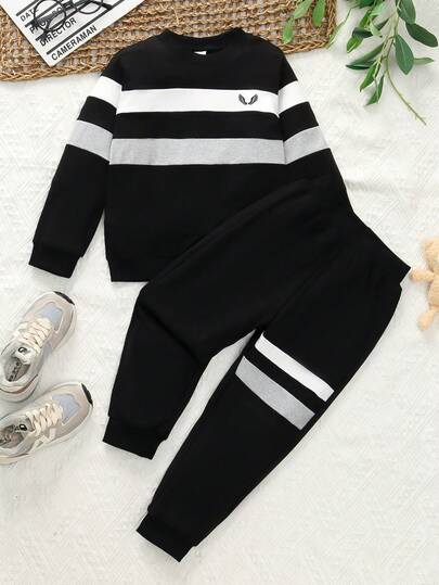 Genkimix Kids 2pcs/Set Young Boy Casual Sports Streetwear Cute Wing Striped Sweatshirt + Pants, Suitable For Daily Wear, School, Outings, Sports, Spring & Autumn, Providing Multiple Matching Options For Toddler Boys. The Overall Design Is Simple And Generous, Comfortable And Fashionable To Wear. This Sweatsuit Set Will Be A Practical And Stylish Choice In The Wardrobe Of Toddler Boys.