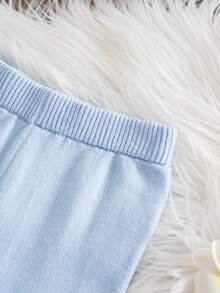 SHEIN Vintaside Kids 这款少女休闲可爱的蓝色连衣裙,饰有兔子图案和蝴蝶结装饰,包含一件针织开衫和一条针织阔腿裤。柔软舒适,适合日常生活、旅行、度假、居家、幼儿园、开学、聚会等各种场合,是秋冬季节的百搭单品,长袖长裤款式,也适合春冬季节穿着,是节日女孩的理想选择。 - 淺藍色 - 查看 12