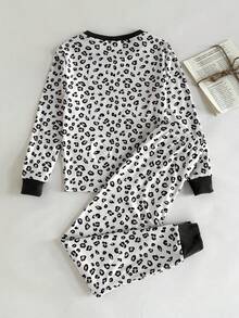 SHEIN طقم بيجاما مكون من ملابس علوية كم طويل رقبة طاقم وسروال ضيق الخصر من نسيج ليوبارد ناعم للفتيات المراهقات - متعدد الألوان - مشاهدة 8