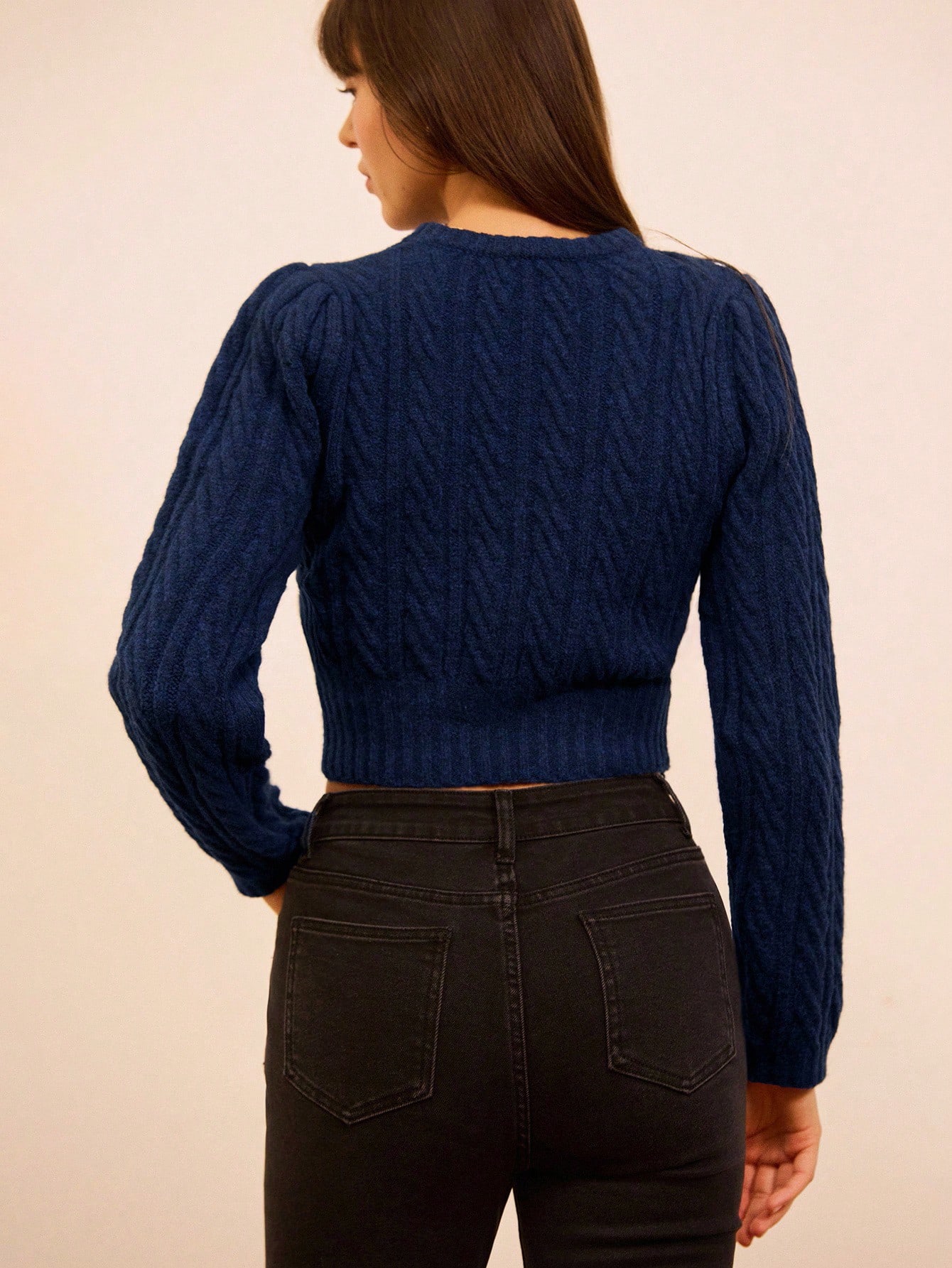 フラッフィーケーブルジャンパー 飾りボタン 秋 オフィストップ ビジネスカジュアルトップス