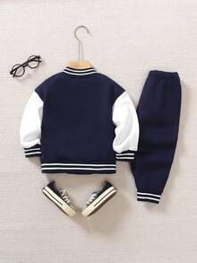 SHEIN Playful Pals 男婴棒球夹克裤套装（2件套），海军蓝针织纹理保暖内衬开襟棒球领插肩袖夹克，印有国王图案并绣有字母K，搭配白色针织条纹弹力腰休闲裤，适合假日、圣诞节等场合，是男婴必备的棒球运动服套装，包括男婴棒球夹克套装、男婴棒球服和男婴棒球夹克套装。