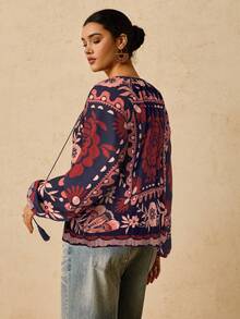 Travachic 大码女式黑色热带植物印花长袖衬衫，V 领流苏抽绳图案衬衫 - 彩色 - 查看 2