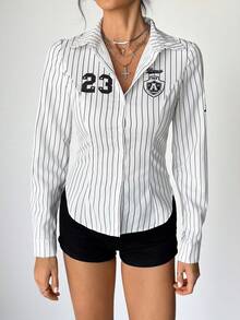 SHEIN Tall 女式黑白条纹长袖短款衬衫，数字印花，修身剪裁，学院风，夏季女士棒球衫细条纹棒球衫女士棒球上衣女士棒球球衣棒球纽扣衬衫 - 白色 - 查看 3