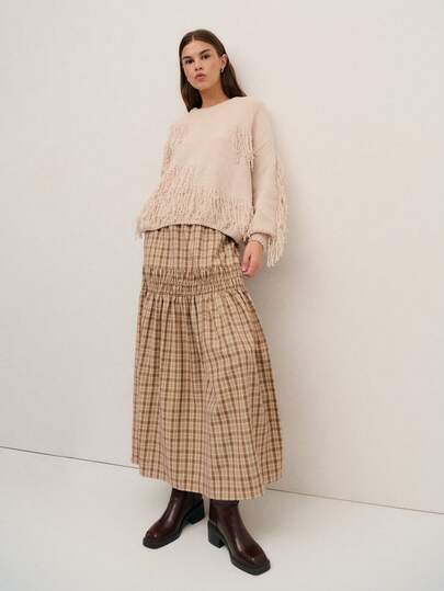 Nöista Plaid Midi Skirt With Gathered Waist And Tiered Silhouette. Rustic Charm Ideal For Cozy Fall Layering, Countryside Strolls, And Styling With Boots For Winter Going-Out Looks.