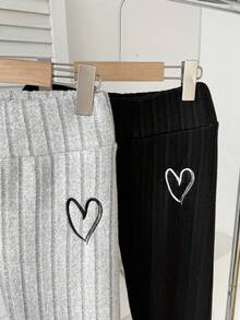 SHEIN 2 件套青少年女孩休闲家居服百搭多功能毛绒罗纹珊瑚绒柔软舒适针织心形刺绣腰部拼布紧身裤套装，黑色和灰色 - 彩色 - 查看 4